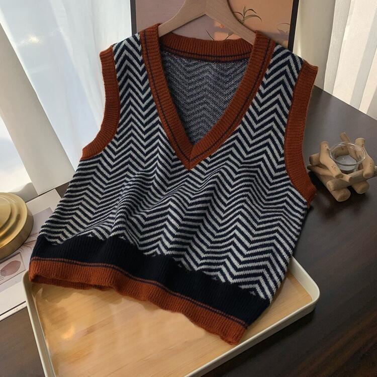 Germaine Zigzag V-Neck Sleeveless Sweater - Black and White Zigzag