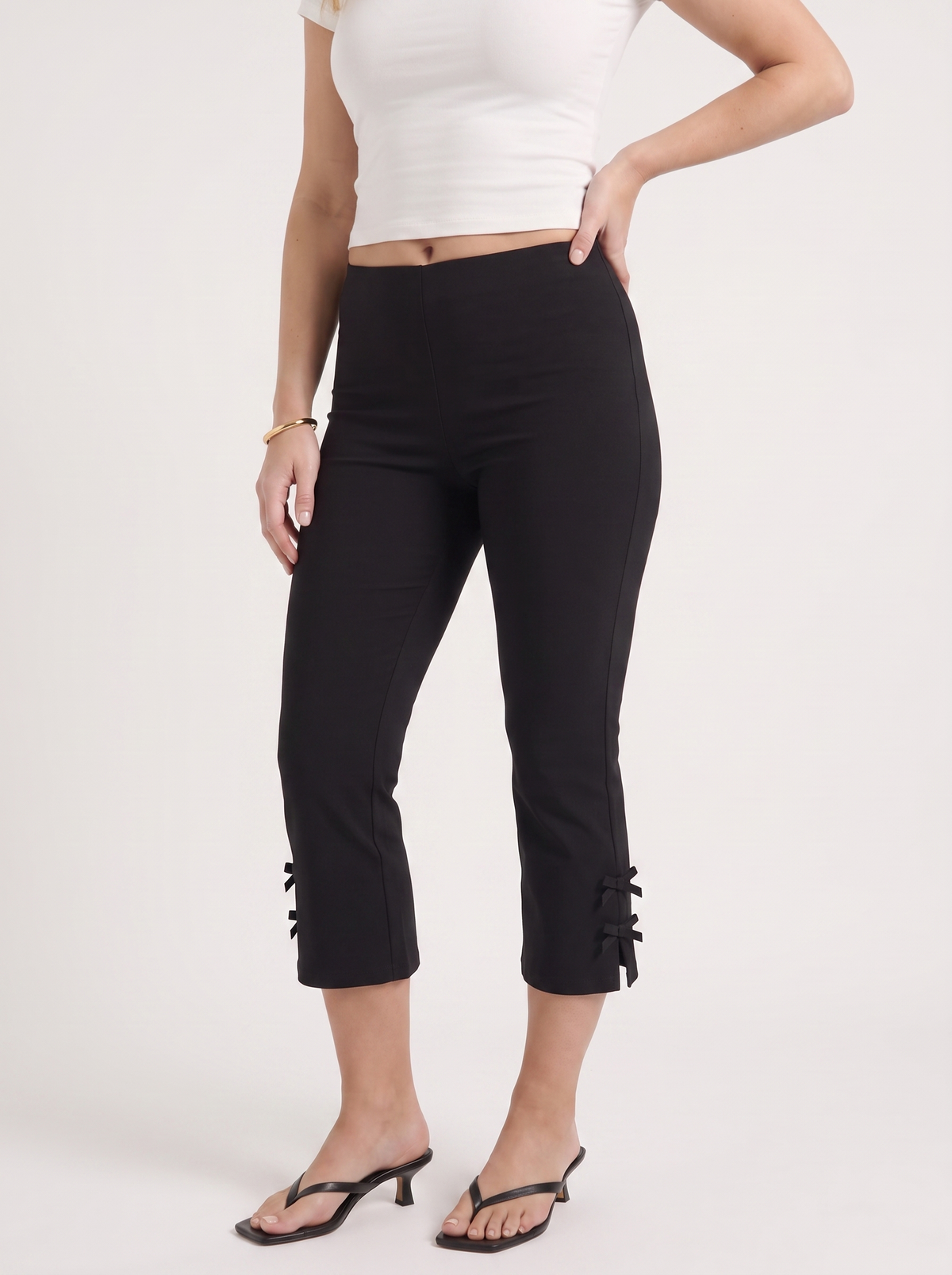 Rosario Bow Detail Capri Pants - Black