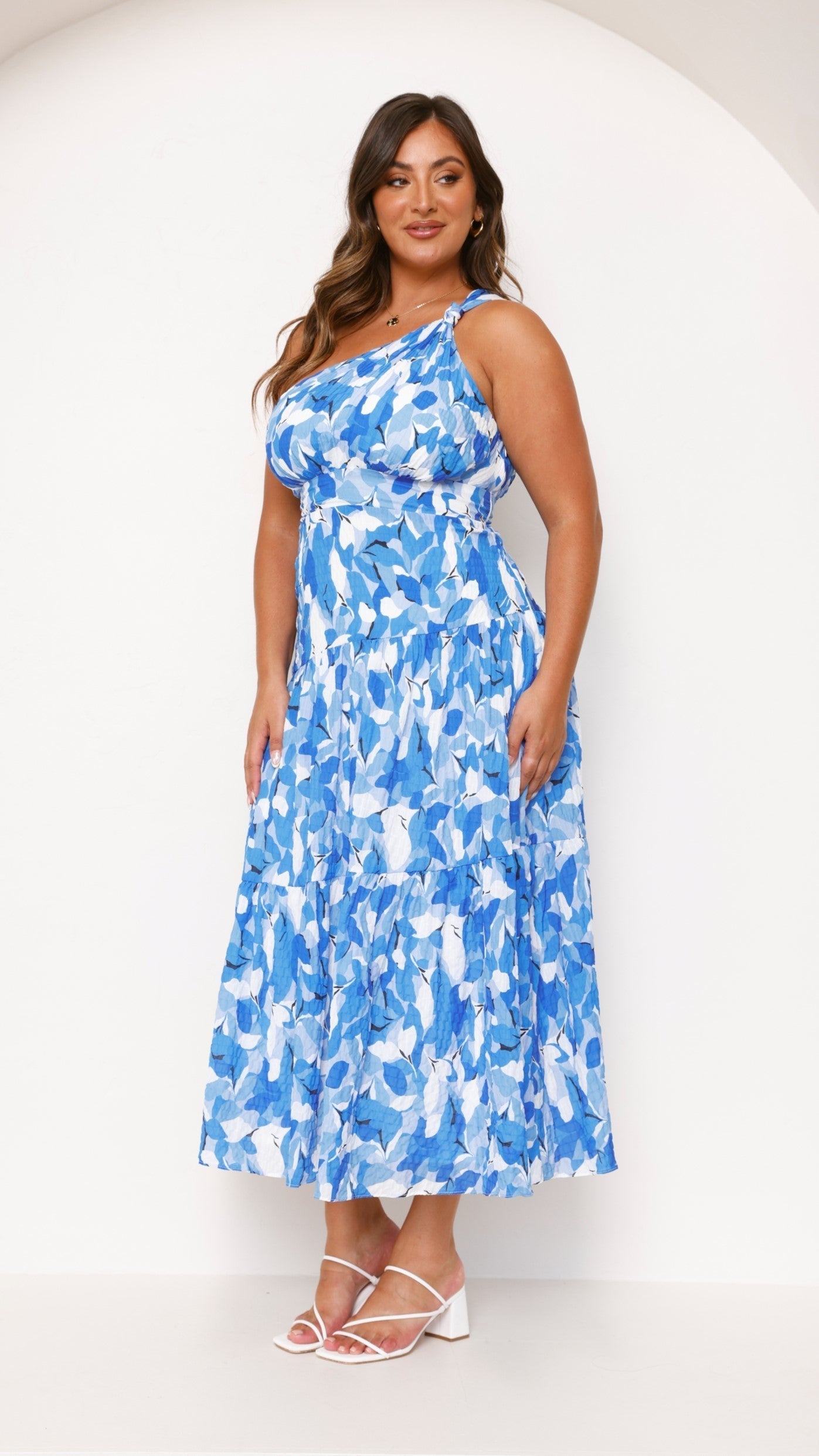 Blue abstract print tiered midi dress with ruched waist detail